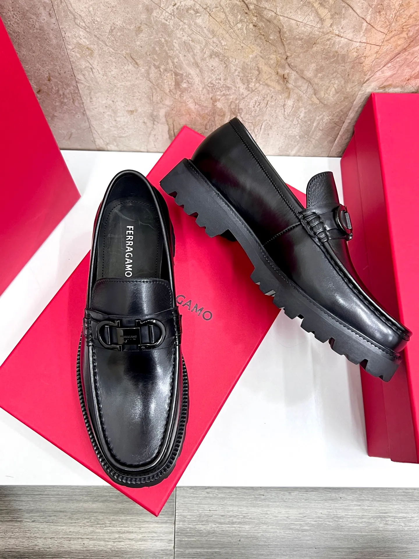 Original quality P580 Brand: Ferragamo Standard size: Men's size 38/44 (45.46 can be customized) Grade: Same style as the official website High-quality men's shoes Material: Customized first-layer calfskin with water-dyed cowhide lining Cowhide tiptoe Original non-slip and wear-resistant rubber outsole Style category: Men's formal business leather shoes are young and fashionable European and American trends British style Casual matching and comfortable feet Color: actual picture